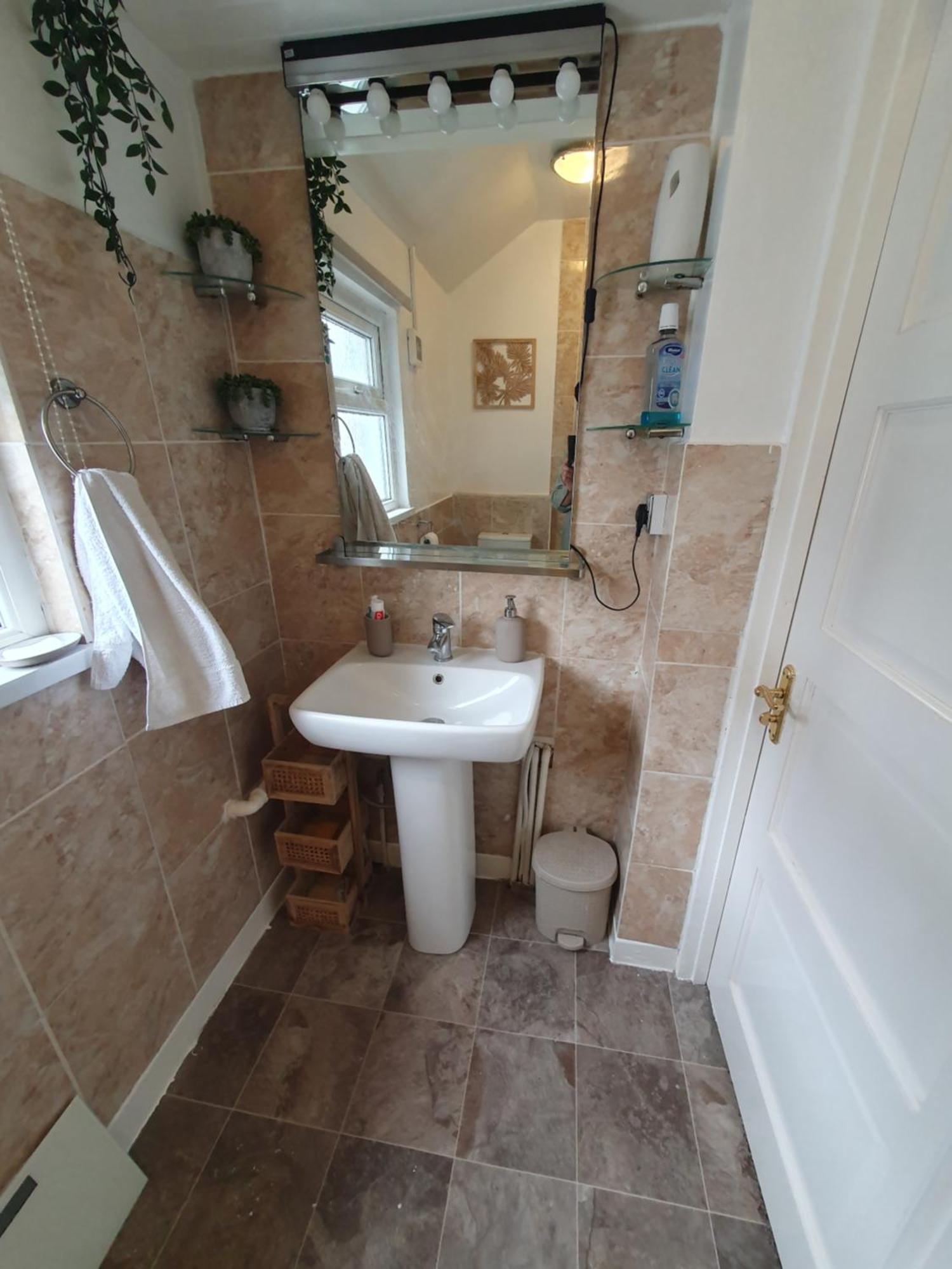Private Double Room In Кардиф Екстериор снимка